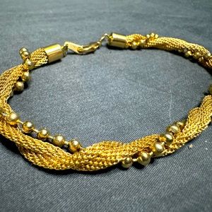 🆓 FREE ADD ON ITEM *** Gold Toned Twisted Bracelet